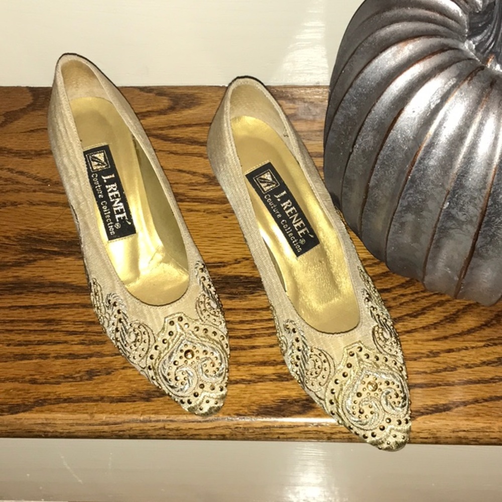 Vintage Size 6 J Renee heeled Shoes Beige /Silver/Gold.